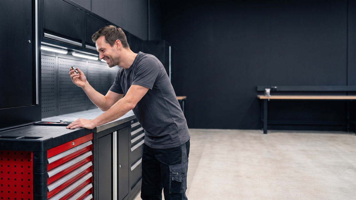 Un bricoleur examine une piece sous sa bande LED d etabli