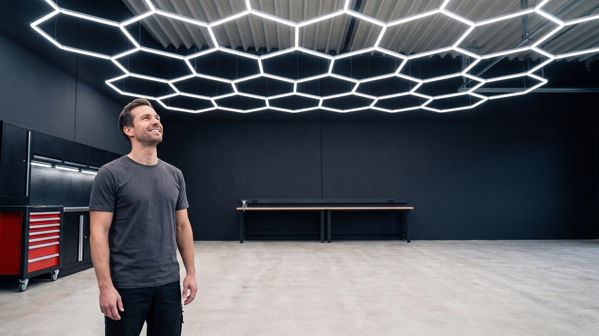 Un bricoleur sous son eclairage LED hexagonal de garage