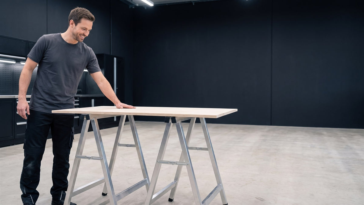 Un bricoleur installe son plan de travail sur treteaux en aluminium