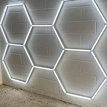 Éclairage hexagonal allumé sur un mur d'atelier