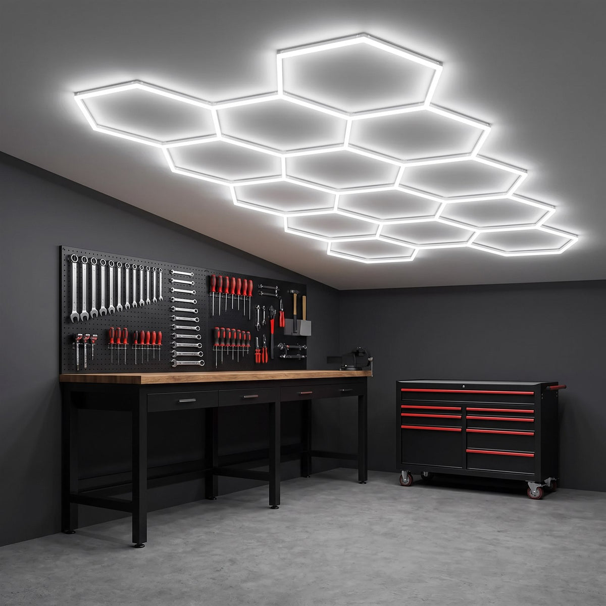 Eclairage hexagonal 14 modules installe au plafond d un atelier BricoDock