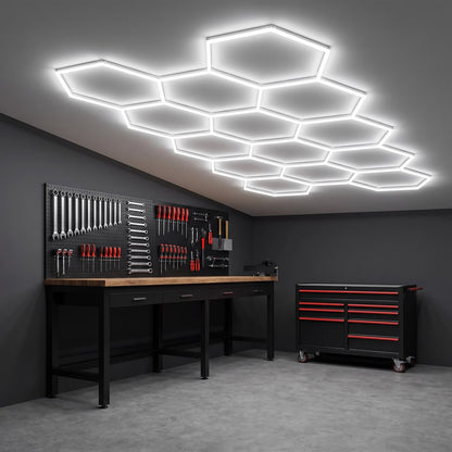 Eclairage hexagonal 14 modules installe au plafond d un atelier BricoDock