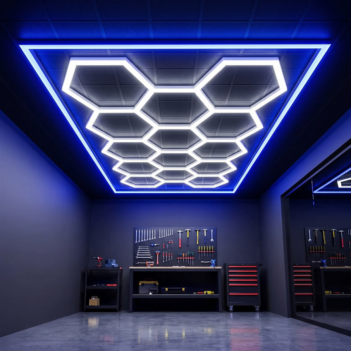 Eclairage hexagonal 14 modules avec cadre bleu au plafond d un atelier