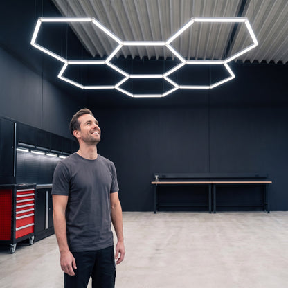 Éclairage hexagonal 5 modules installé au plafond d un atelier