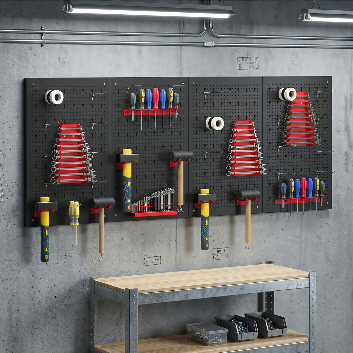 Panneau perforé installé en atelier avec outils rangés