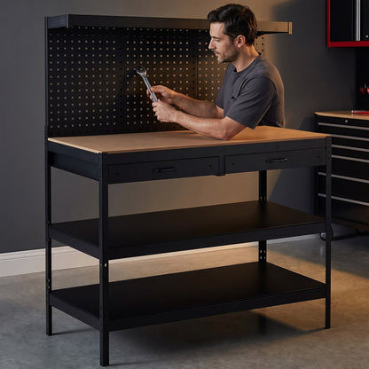 Un bricoleur range une cle sur le panneau perfore de son etabli d atelier