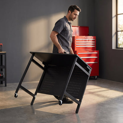 Un bricoleur deplace son etabli pliable a roulettes dans son garage