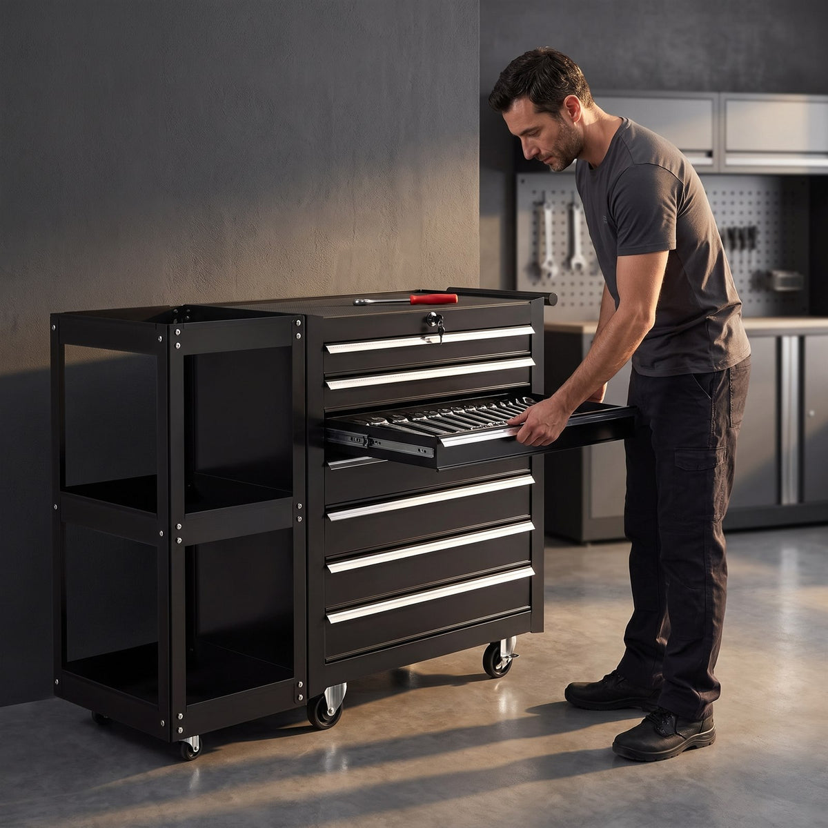 Un bricoleur ouvre un tiroir de sa servante 7 tiroirs, cles rangees a l interieur
